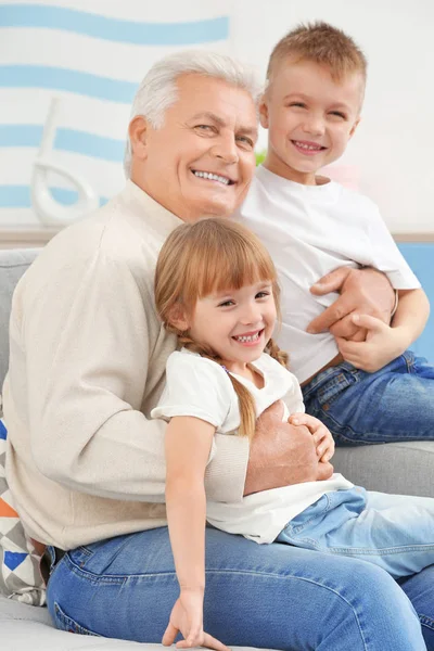 Gelukkig grootvader met kleinkinderen — Stockfoto