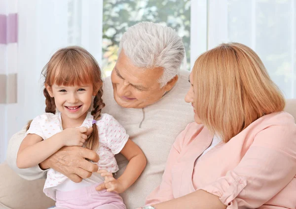 Grootouders Met Kleindochter Bank — Stockfoto