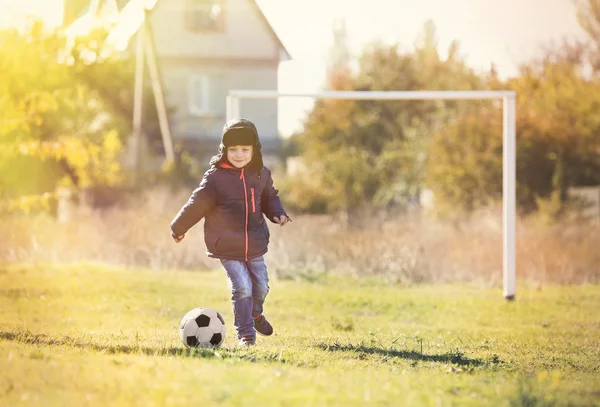 Jongetje met voetballen — Stockfoto