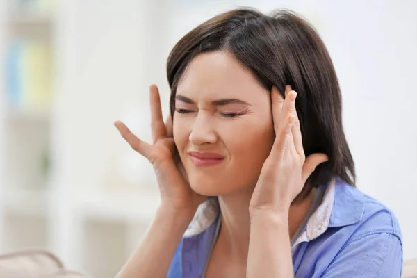 Schöne junge Frau — Stockfoto