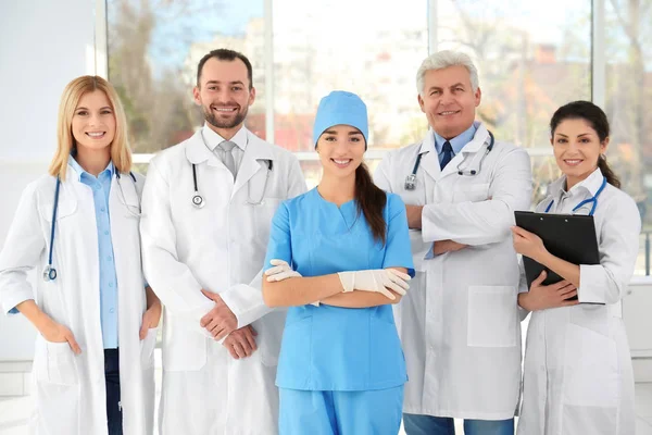 Equipe Médicos Sorridentes Clínica — Fotografia de Stock