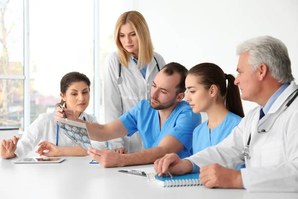 Equipo Médicos Explorando Roentgenograma Reunión — Foto de Stock