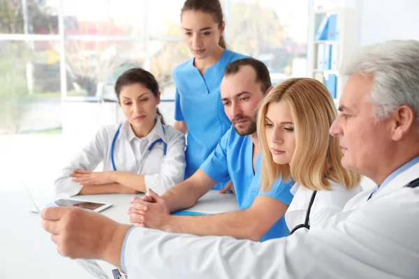 Equipo Médicos Explorando Roentgenograma Reunión — Foto de Stock