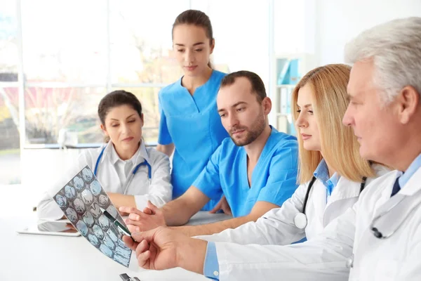 Equipo Médicos Explorando Roentgenograma Reunión —  Fotos de Stock