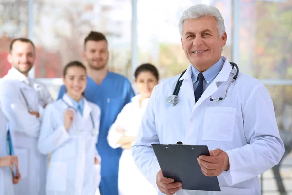 Médecin Sénior Avec Collègues Intérieur — Photo