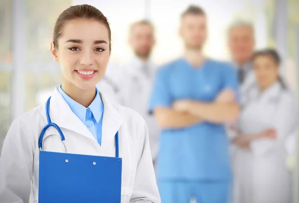 Jovem médico bonito — Fotografia de Stock