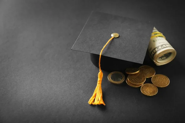 Sombrero de graduación, billetes en dólares — Foto de Stock