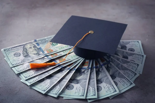 Graduation hat, dollar banknotes — Stock Photo, Image