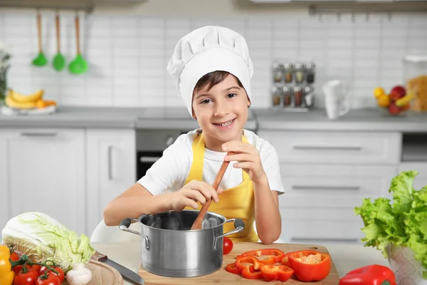 Милый мальчик готовит — стоковое фото