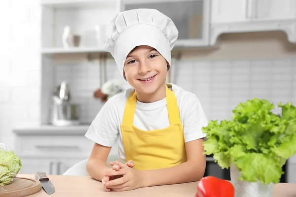 Χαριτωμένο αγόρι μαγείρεμα — Φωτογραφία Αρχείου