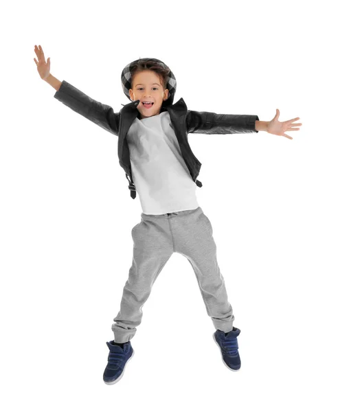 Leuke grappige jongen springen — Stockfoto