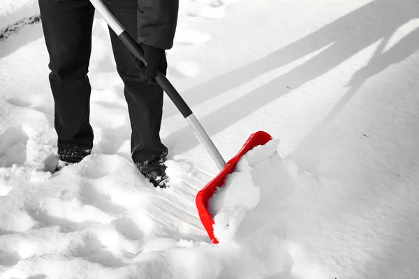 Hombre quitando nieve —  Fotos de Stock