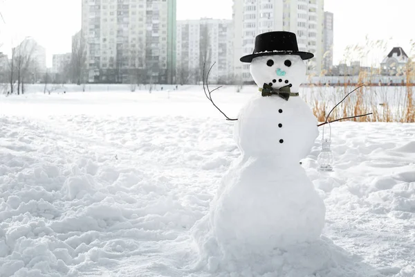 Boneco de neve de Natal no inverno — Fotografia de Stock