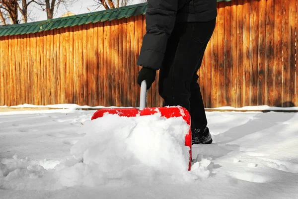 Hombre quitando nieve —  Fotos de Stock