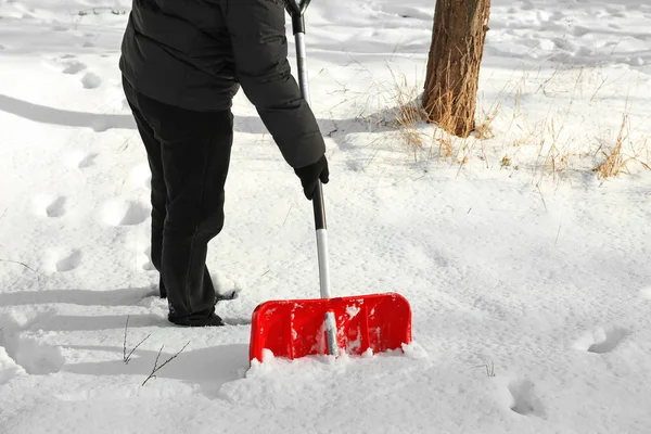 Homem removendo neve — Fotografia de Stock