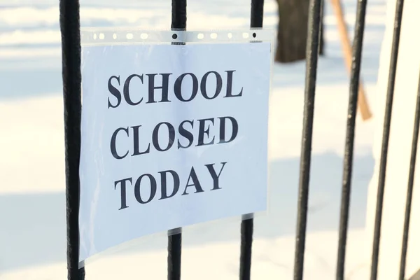 School closed due to heavy snowfall — Stock Photo, Image