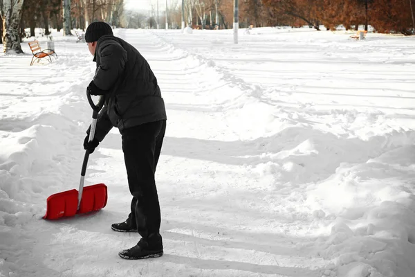 Homem removendo neve — Fotografia de Stock