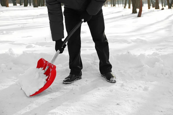 Man sneeuw verwijderen — Stockfoto