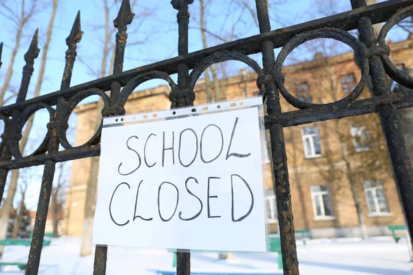 La escuela cerró debido a las fuertes nevadas — Foto de Stock