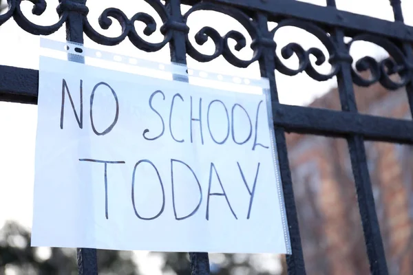 Escola fechada devido a nevascas pesadas — Fotografia de Stock