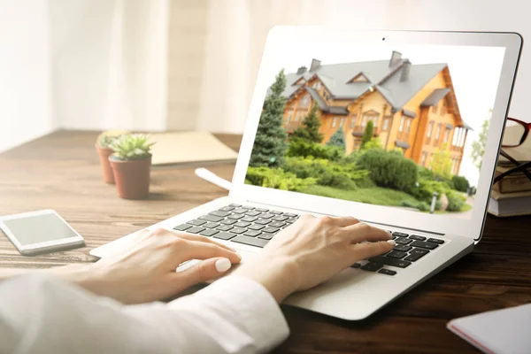 Concepto de compras online. Mujer buscando casa en el sitio web del mercado inmobiliario Fotos De Stock