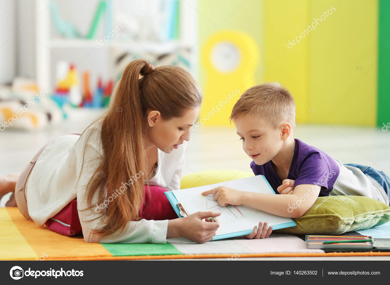 Детский психолог. Беседа психолога с ребенком. Психолог работает с детьми. Психологическое консультирование детей. Психокоррекционные занятия.