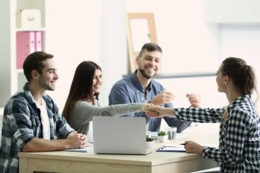 İş başvurusunda bulunanın ofiste görüşmesi