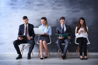 Bir grup genç insan kapalı görüşme için bekleyen