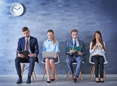 Bir grup genç insan kapalı görüşme için bekleyen