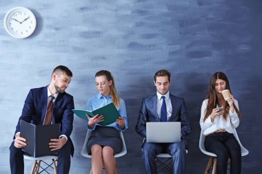 Bir grup genç insan kapalı görüşme için bekleyen
