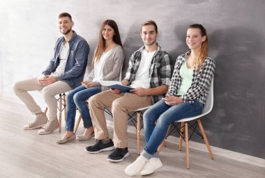 Bir grup genç insan kapalı görüşme için bekleyen