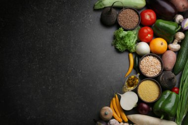 Gri arka planda taze sebzeler 