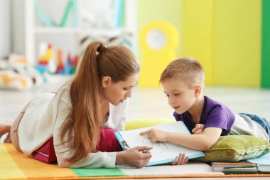 Genç kadın psikolog  