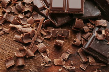 Kırık çikolata parçaları  