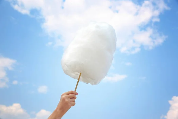 Weibliche Hand mit Zuckerwatte — Stockfoto