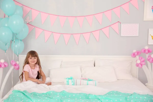 Menina bonito com caixas de presente — Fotografia de Stock