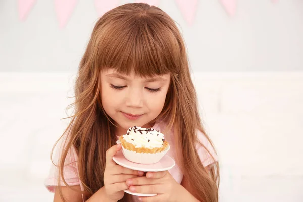 Linda chica de cumpleaños comiendo pastel — Foto de Stock