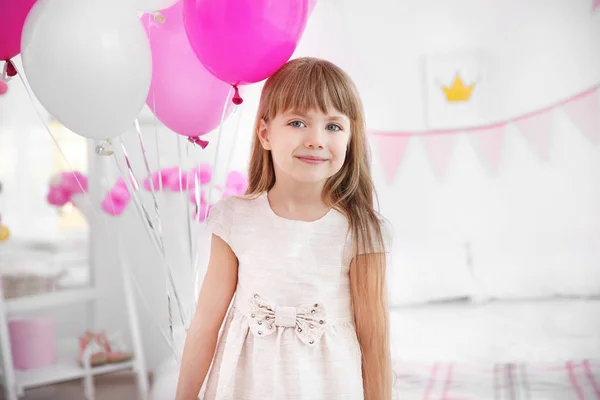 다채로운 풍선과 함께 귀여운 소녀 — 스톡 사진