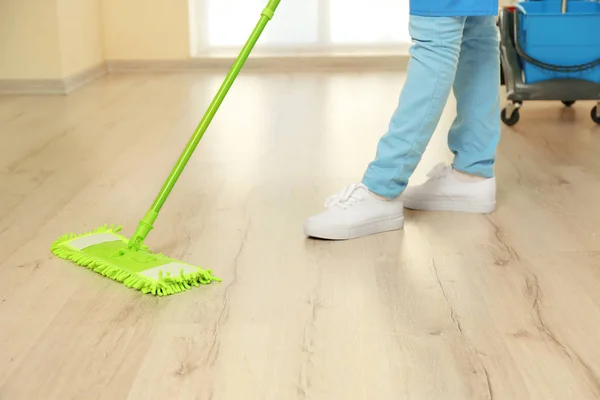 Donna moping pavimento — Foto Stock