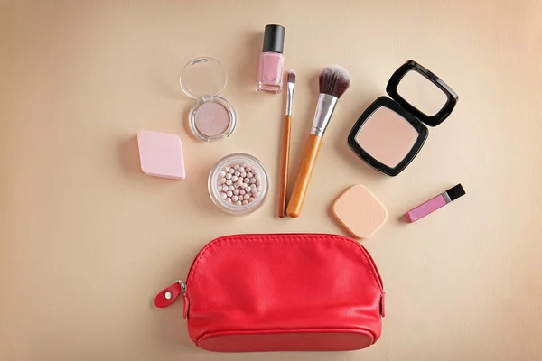 Bolso cosmético y productos de maquillaje — Foto de Stock