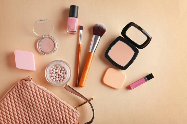 Bolso cosmético y productos de maquillaje — Foto de Stock