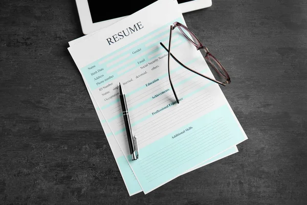 Resume, eyeglasses and pen — Stock Photo, Image