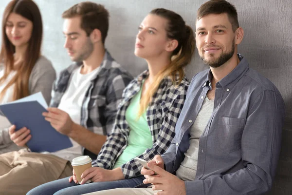 Grupo Jóvenes Espera Una Entrevista Interiores — Foto de Stock