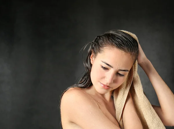 Woman towel drying her hair — Stock Photo, Image