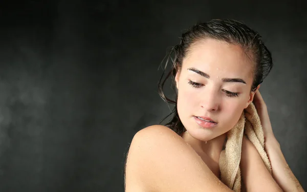 Mujer toalla secándose el pelo —  Fotos de Stock