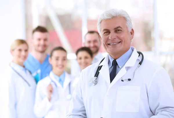 Médico Bonito Sênior Com Colegas Dentro Casa — Fotografia de Stock