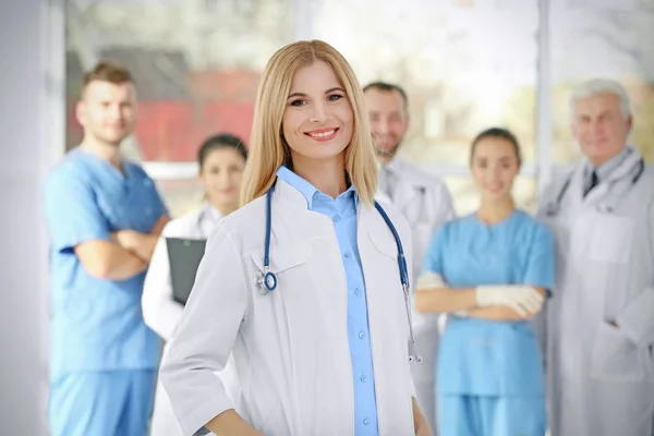 Giovane Medico Donna Clinica — Foto Stock