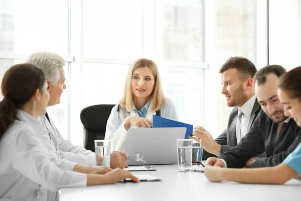 Squadra Medici Che Incontrano Clinica — Foto Stock