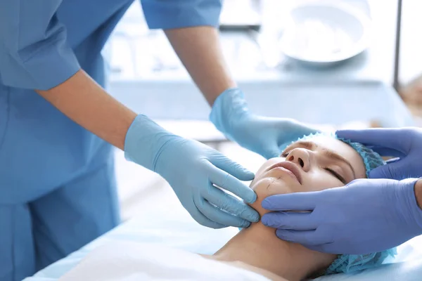 Mulher na clínica de cosmetologia — Fotografia de Stock