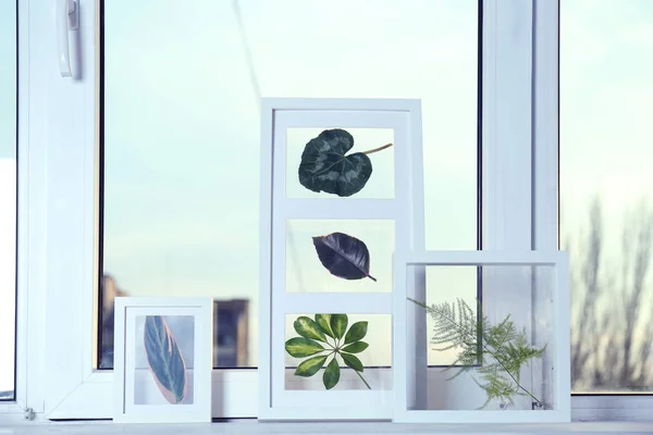 Белые рамки с зелеными листьями — стоковое фото